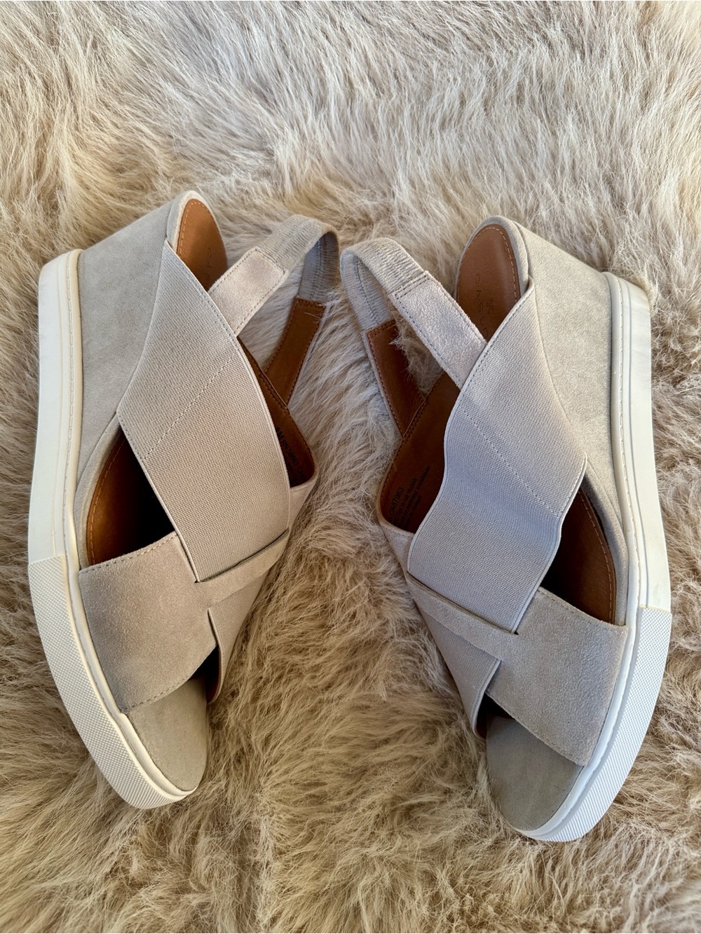 NWOT Caslon Slip-On Crisscross Platform Wedge Sandals in Light Gray Suede